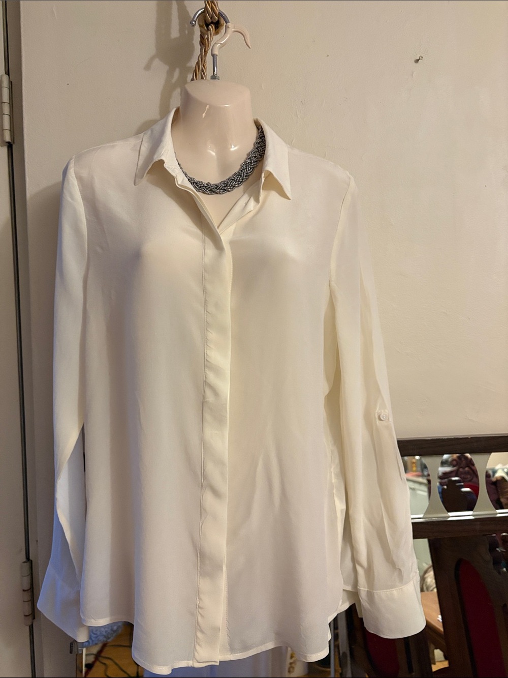 ALFRED SUNG Ivory Button-Down Long Sleeve Blouse. 100. Silk